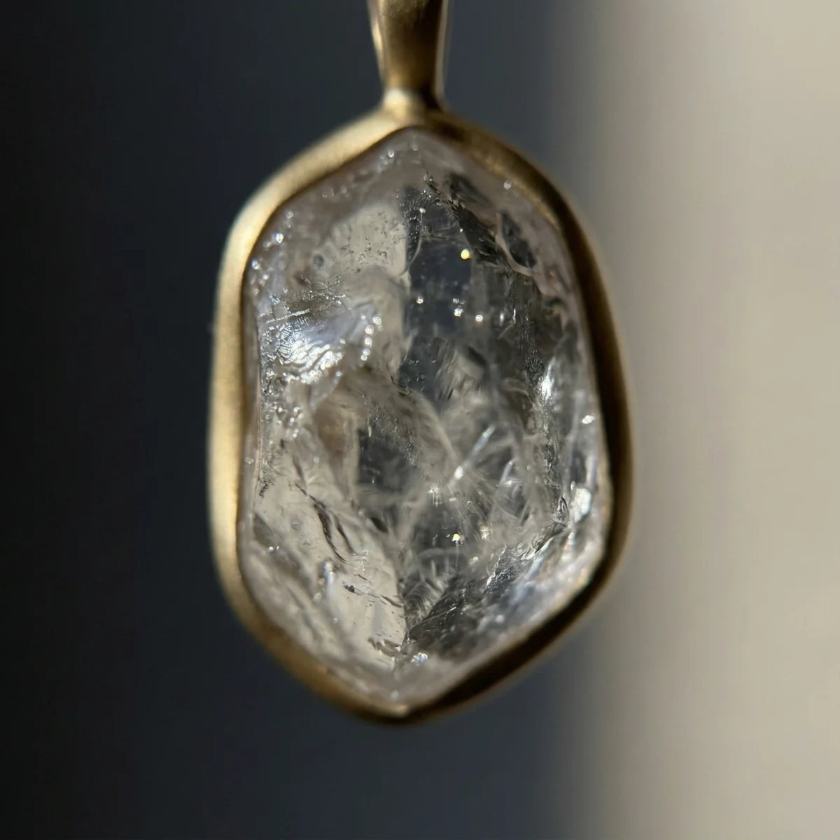 透明感のある天然石ペンダントの内包物マクロ写真
