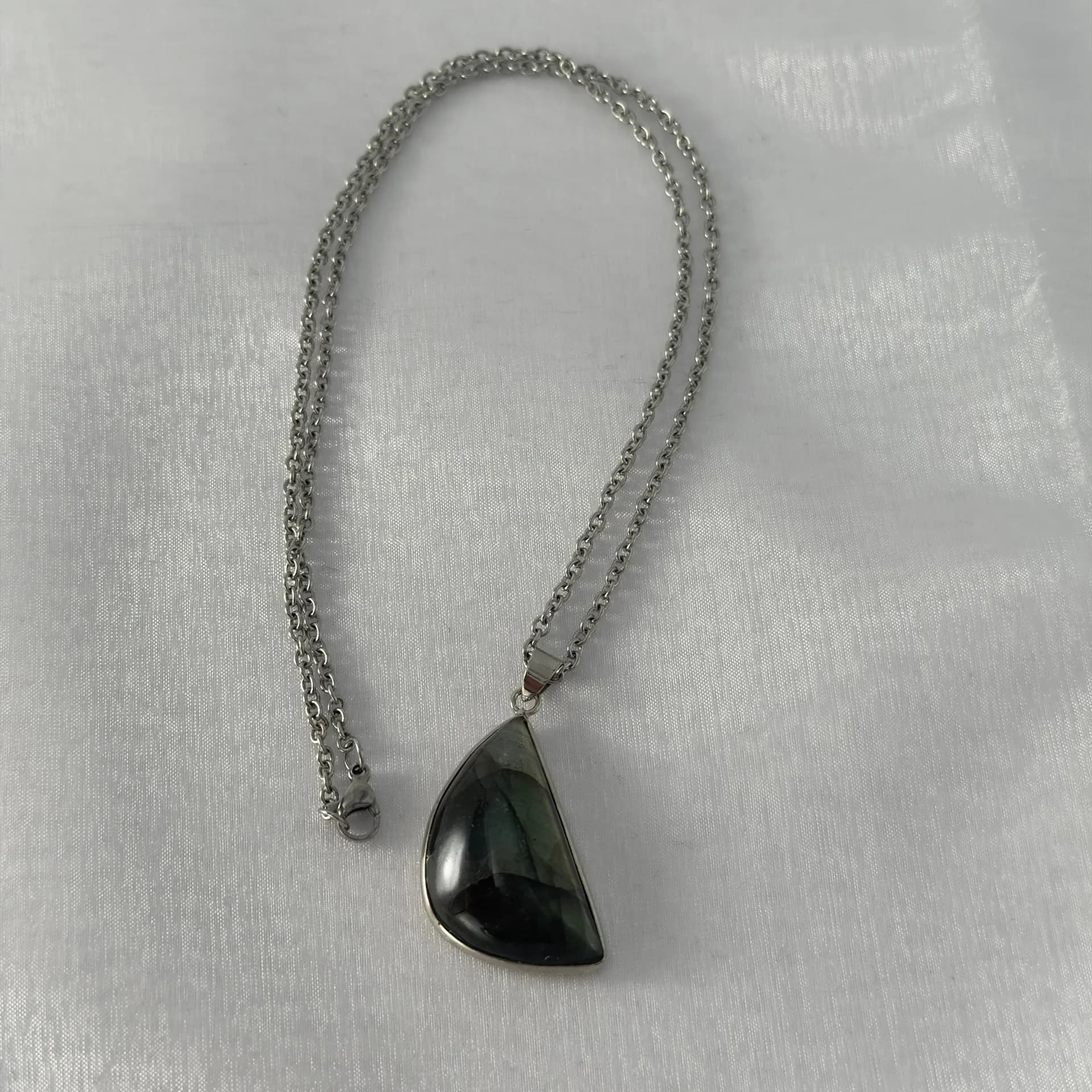 ラブラドライト ファン型ネックレス 正面