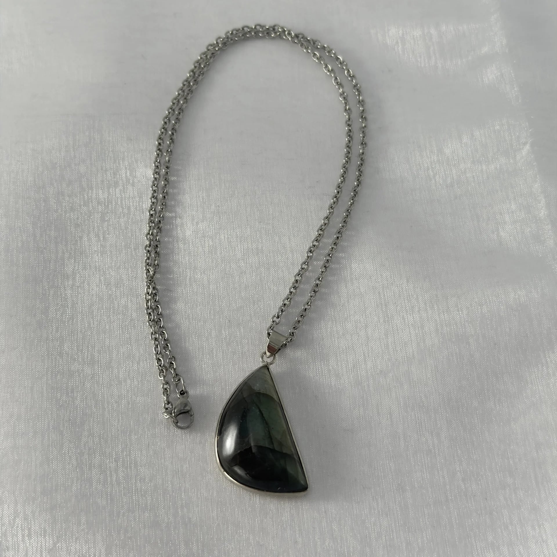 ラブラドライト ファン型ネックレス 正面