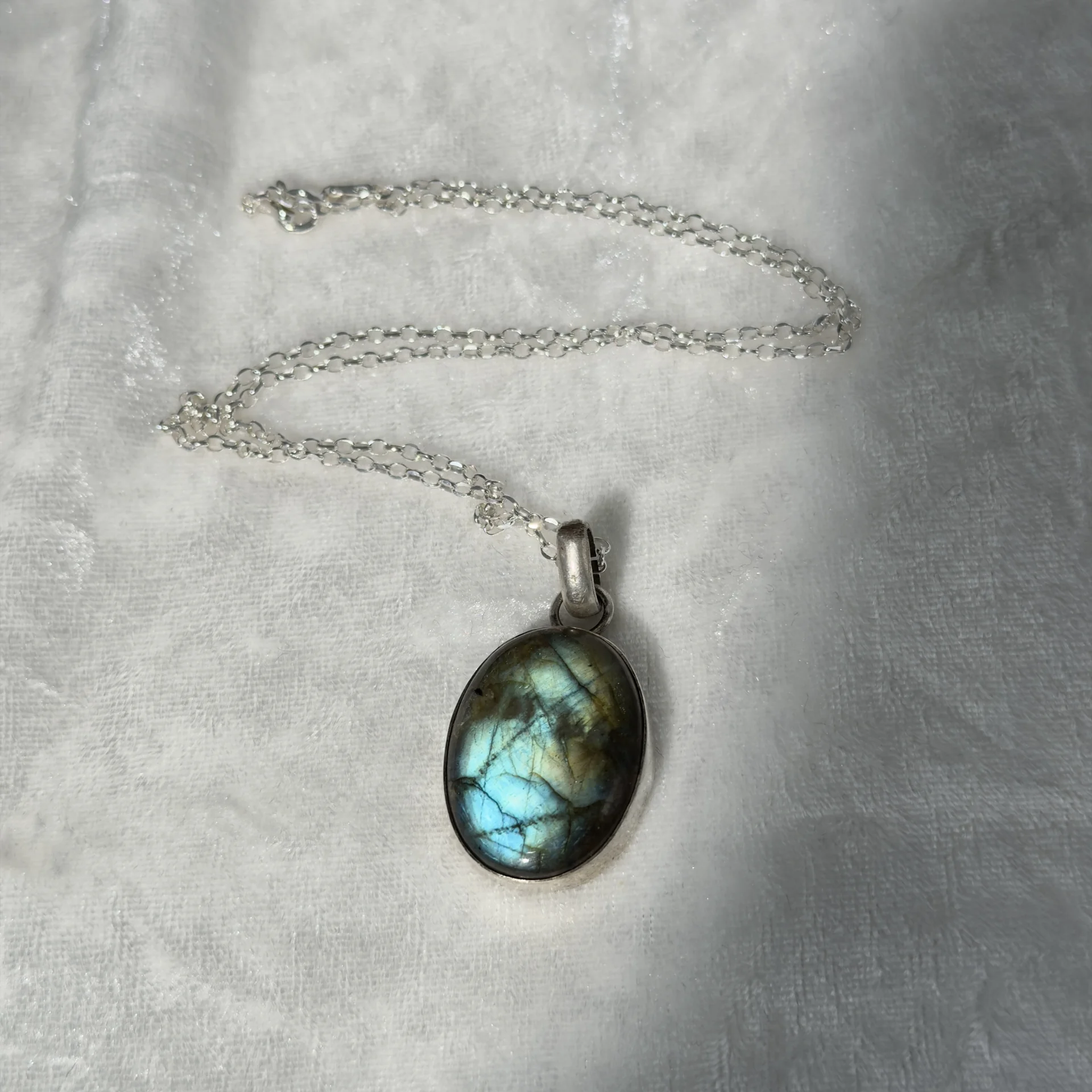 ラブラドライト オーバル型ネックレス 正面